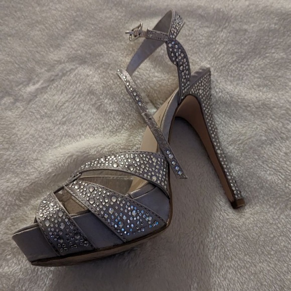 Le Chateau silver high heels - Picture 2 of 4